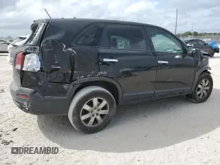 2013 Kia Sorento LX with VIN 5XYKT4A2XDG402146, listed as a Copart auction lot 47826415 with 199,943 mi miles and Salvage Title. Bid and sale history available at carsss.com. Image 3.