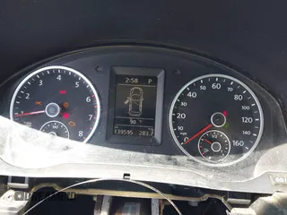 2013 Volkswagen Tiguan SE z VIN WVGAV3AX4DW579821, wystawiony jako IAAI lot #42495336 z przebiegiem 139 595 mil mil oraz . Historia ofert i sprzedaży dostępna na DreamBid. Obrazek 7.