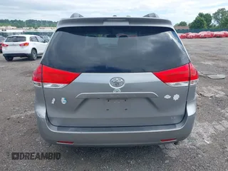 2013 Toyota Sienna LE AAS z VIN 5TDKK3DC3DS402574, wystawiony jako IAAI lot #42272047 z przebiegiem 142 938 mil mil oraz . Historia ofert i sprzedaży dostępna na DreamBid. Obrazek 16.