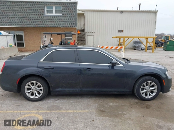 2016 Chrysler 300 Anniversary Edition z VIN 2C3CCAAG0GH135642, wystawiony jako IAAI lot #42073900 z przebiegiem 147 476 mil mil oraz . Historia ofert i sprzedaży dostępna na DreamBid. Obrazek 13.