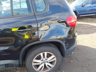2015 Volkswagen Tiguan SE z VIN WVGAV7AX2FW593453, wystawiony jako IAAI lot #41658359 z przebiegiem 159 619 mil mil oraz . Historia ofert i sprzedaży dostępna na DreamBid. Obrazek 6.