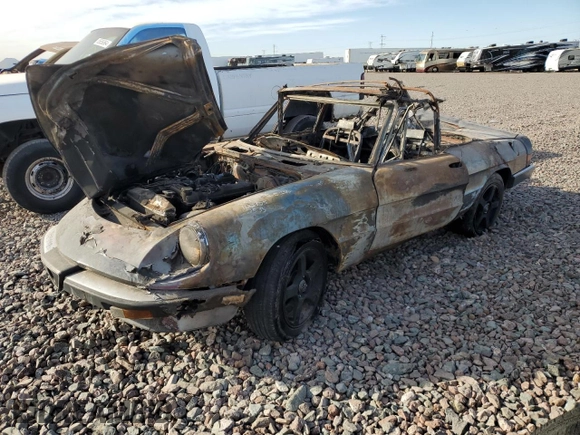 1988 Alfa Romeo Spider z VIN ZARBA5585J1058172, wystawiony jako Copart lot #79445664 z przebiegiem Nie podano mil oraz Nie do naprawy • Non repairable. Historia ofert i sprzedaży dostępna na DreamBid. Obrazek 1.