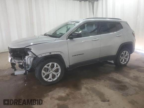 2024 Jeep Compass Latitude z VIN 3C4NJDBN2RT109465, wystawiony jako Copart lot #61687445 z przebiegiem 28 694 mil mil oraz Czysty tytuł • Clean title. Historia ofert i sprzedaży dostępna na DreamBid. Obrazek 1.