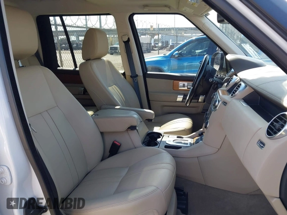 2016 Land Rover LR4 HSE z VIN SALAG2V66GA780737, wystawiony jako IAAI lot #41706661 z przebiegiem 98 555 mil mil oraz . Historia ofert i sprzedaży dostępna na DreamBid. Obrazek 5.