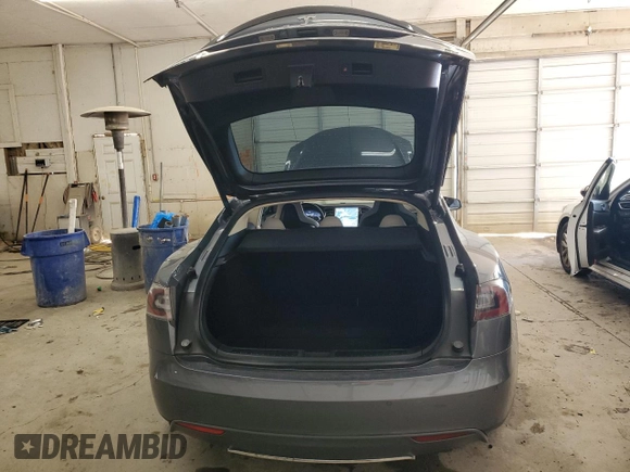 2013 Tesla Model S z VIN 5YJSA1DN0DFP26935, wystawiony jako Copart lot #45081995 z przebiegiem 120 048 mil mil oraz Szkoda całkowita • Salvage title. Historia ofert i sprzedaży dostępna na DreamBid. Obrazek 6.