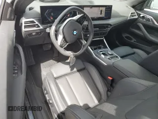2025 BMW 4 Series 430i z VIN WBA33DB02SCT88386, wystawiony jako Copart lot #51690135 z przebiegiem 7 071 mil mil oraz Czysty tytuł • Clean title. Historia ofert i sprzedaży dostępna na DreamBid. Obrazek 8.