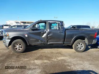 2021 Ram 2500 Laramie z VIN 3C6UR5FL7MG629012, wystawiony jako IAAI lot #41369353 z przebiegiem 168 099 mil mil oraz . Historia ofert i sprzedaży dostępna na DreamBid. Obrazek 14.