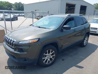 2015 Jeep Cherokee Latitude z VIN 1C4PJMCS9FW551694, wystawiony jako IAAI lot #42424992 z przebiegiem 125 852 mil mil oraz . Historia ofert i sprzedaży dostępna na DreamBid. Obrazek 2.
