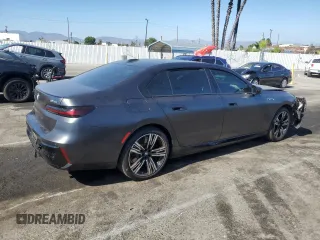 2024 BMW i7 M70 z VIN WBY83EH05RCP88571, wystawiony jako Copart lot #67134844 z przebiegiem 8118 mil mil oraz Szkody całkowita. Historia ofert i sprzedaży dostępna na DreamBid. Obrazek 3.