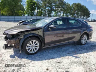 2018 Toyota Camry LE z VIN 4T1B11HKXJU158661, wystawiony jako Copart lot #55120995 z przebiegiem 80 323 mil mil oraz Szkoda całkowita • Salvage title. Historia ofert i sprzedaży dostępna na DreamBid. Obrazek 1.