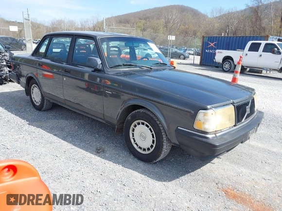 1992 Volvo 240 z VIN YV1AS8802N1469927, wystawiony jako IAAI lot #41927549 z przebiegiem 244 093 mil mil oraz . Historia ofert i sprzedaży dostępna na DreamBid. Obrazek 1.