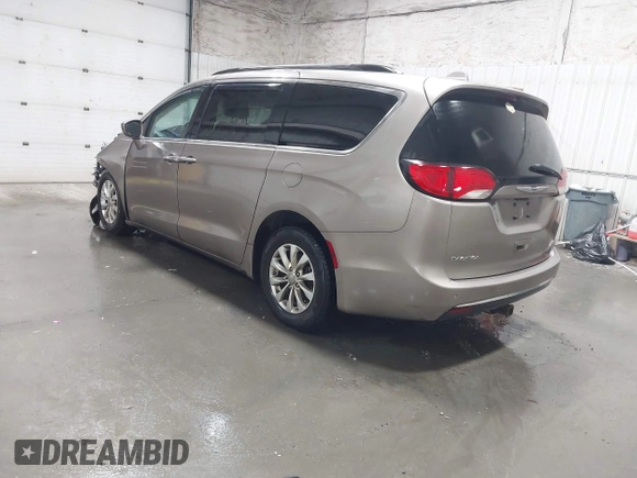 2018 Chrysler Pacifica Touring Plus z VIN 2C4RC1FG1JR278437, wystawiony jako IAAI lot #41911660 z przebiegiem 125 381 mil mil oraz . Historia ofert i sprzedaży dostępna na DreamBid. Obrazek 3.