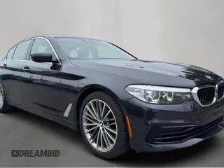 2020 BMW 5 Series z VIN WBAJS1C07LWW6392, wystawiony jako Copart lot #63713295 z przebiegiem 126 764 mil mil oraz Czysty tytuł • Clean title. Historia ofert i sprzedaży dostępna na DreamBid. Obrazek 1.