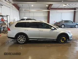 2017 Volkswagen Golf S z VIN 3VWH17AU9HM532332, wystawiony jako IAAI lot #41996360 z przebiegiem 105 854 mil mil oraz . Historia ofert i sprzedaży dostępna na DreamBid. Obrazek 14.
