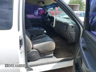 2005 Chevrolet Silverado 1500 z VIN 1GCEC19V25Z284977, wystawiony jako IAAI lot #42361842 z przebiegiem 227 174 mil mil oraz . Historia ofert i sprzedaży dostępna na DreamBid. Obrazek 5.