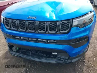 2024 Jeep Compass Latitude z VIN 3C4NJDBN4RT106311, wystawiony jako IAAI lot #42474517 z przebiegiem 9 027 mil mil oraz . Historia ofert i sprzedaży dostępna na DreamBid. Obrazek 6.