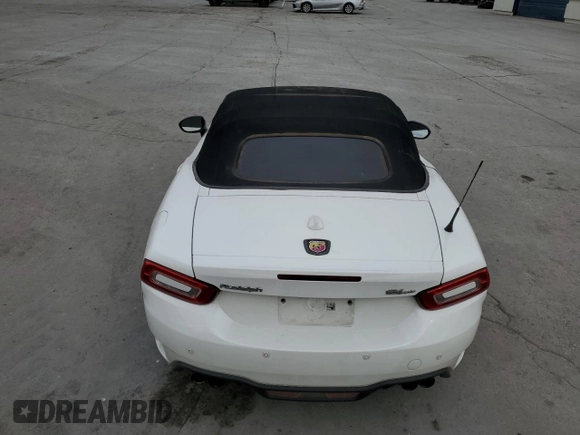 2019 FIAT 124 Spider Urbana Edition z VIN JC1NFAEK2K0142905, wystawiony jako Copart lot #87458644 z przebiegiem 33 680 mil mil oraz Szkoda całkowita • Salvage title. Historia ofert i sprzedaży dostępna na DreamBid. Obrazek 10.