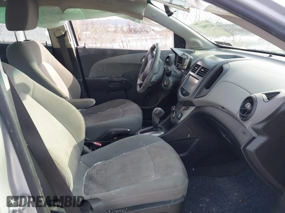 2013 Chevrolet Sonic LS z VIN 1G1JA5SG6D4236927, wystawiony jako IAAI lot #41356033 z przebiegiem 138 000 mil mil oraz . Historia ofert i sprzedaży dostępna na DreamBid. Obrazek 5.