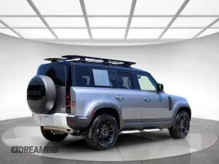 2023 Land Rover Defender S z VIN SALEJ7EX3P2131XXX, wystawiony jako Copart lot #64873695 z przebiegiem 22 251 mil mil oraz Czysty tytuł • Clean title. Historia ofert i sprzedaży dostępna na DreamBid. Obrazek 3.