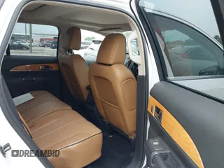 2011 Lincoln MKX z VIN 2LMDJ6JK8BBJ32085, wystawiony jako IAAI lot #42391753 z przebiegiem 116 909 mil mil oraz . Historia ofert i sprzedaży dostępna na DreamBid. Obrazek 8.