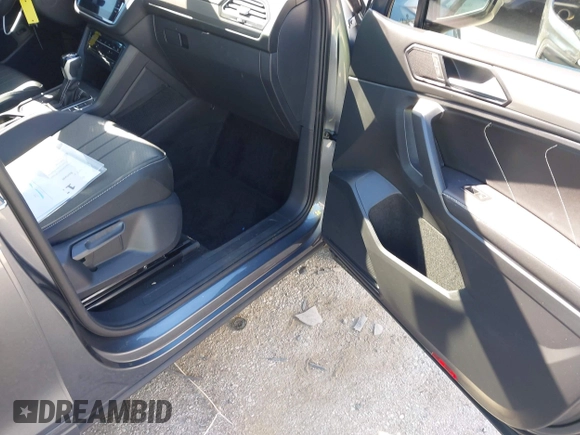 2024 Volkswagen Tiguan SE with VIN 3VV3B7AX9RM001526, listed as a IAAI auction lot 42216575 with 8,548 mi miles and . Bid and sale history available at DreamBid. Image 5.