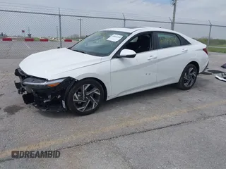 2025 Hyundai Elantra Limited z VIN KMHLN4DJ5SU134793, wystawiony jako IAAI lot #42044140 z przebiegiem 808 mil mil oraz . Historia ofert i sprzedaży dostępna na DreamBid. Obrazek 2.