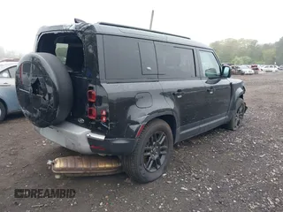 2022 Land Rover Defender SE z VIN SALEPERU2N2088316, wystawiony jako IAAI lot #42151109 z przebiegiem 26 438 mil mil oraz . Historia ofert i sprzedaży dostępna na DreamBid. Obrazek 4.