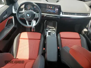 2025 BMW X1 xDrive28i z VIN WBX73EF09S5061608, wystawiony jako Copart lot #58814995 z przebiegiem 6 612 mil mil oraz Szkoda całkowita • Salvage title. Historia ofert i sprzedaży dostępna na DreamBid. Obrazek 8.