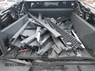 2024 Tesla Cybertruck Cyberbeast z VIN 7G2CEHEE4RA032024, wystawiony jako Copart lot #79507994 z przebiegiem 7882 mil mil oraz Tytuł czysty. Historia ofert i sprzedaży dostępna na DreamBid. Obrazek 13.