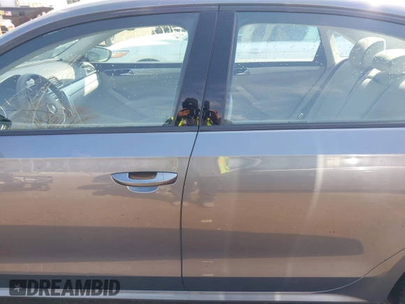 2018 Volkswagen Passat S z VIN 1VWAA7A35JC031938, wystawiony jako IAAI lot #42001015 z przebiegiem 109 450 mil mil oraz . Historia ofert i sprzedaży dostępna na DreamBid. Obrazek 14.