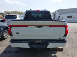 2023 Ford F-150 Lightning Pro z VIN 1FTVW1EV1PWG17610, wystawiony jako IAAI lot #41929636 z przebiegiem 44 428 mil mil oraz . Historia ofert i sprzedaży dostępna na DreamBid. Obrazek 17.