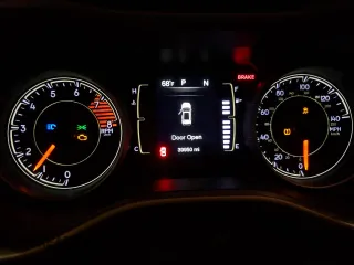 2017 Jeep Cherokee Latitude z VIN 1C4PJMCS7HW587810, wystawiony jako Copart lot #60847625 z przebiegiem 39 950 mil mil oraz Szkoda całkowita • Salvage title. Historia ofert i sprzedaży dostępna na DreamBid. Obrazek 9.