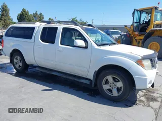 2007 Nissan Frontier SE z VIN 1N6AD09W17C466719, wystawiony jako IAAI lot #42503943 z przebiegiem 172 116 mil mil oraz . Historia ofert i sprzedaży dostępna na DreamBid. Obrazek 1.