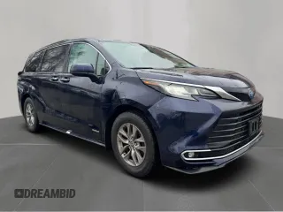 2021 Toyota Sienna XLE with VIN 5TDYRKECXMS068784, listed as a Copart auction lot 53571855 with 215,072 mi miles and Clean Title. Bid and sale history available at carsss.com. Image 1.
