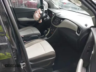 2020 Chevrolet Trax LS z VIN KL7CJKSB7LB335766, wystawiony jako IAAI lot #42264634 z przebiegiem 66 914 mil mil oraz . Historia ofert i sprzedaży dostępna na DreamBid. Obrazek 5.