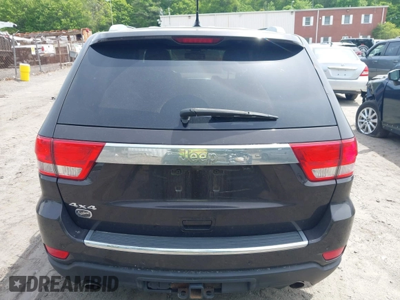 2011 Jeep Grand Cherokee Overland z VIN 1J4RR6GT2BC700758, wystawiony jako IAAI lot #42260235 z przebiegiem 98 609 mil mil oraz . Historia ofert i sprzedaży dostępna na DreamBid. Obrazek 16.