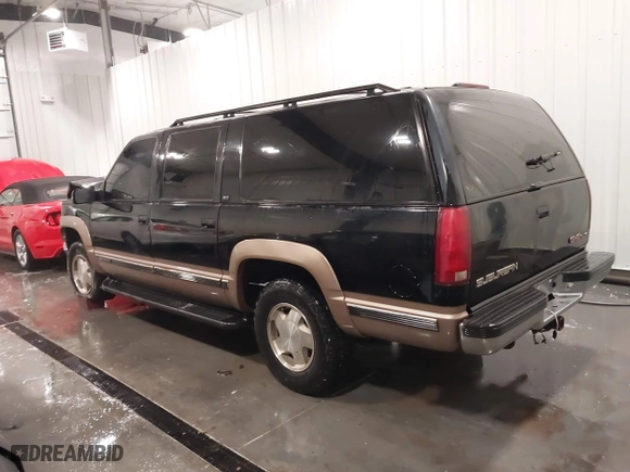 1996 GMC Suburban with VIN 1GKFK16R5TJ721935, listed as a IAAI auction lot 41389890 with 189,243 mi miles. Bid and sale history available at carsss.com. Image 3.