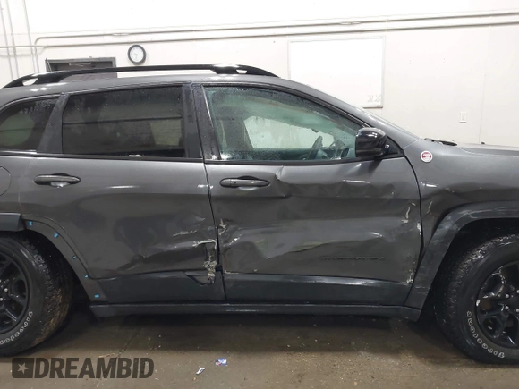 2022 Jeep Cherokee Trailhawk z VIN 1C4PJMBX9ND514703, wystawiony jako IAAI lot #41761037 z przebiegiem 38 499 mil mil oraz . Historia ofert i sprzedaży dostępna na DreamBid. Obrazek 13.