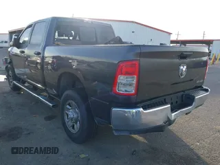 2024 Ram 2500 Tradesman z VIN 3C6UR5CL9RG245485, wystawiony jako IAAI lot #41724661 z przebiegiem 29 445 mil mil oraz . Historia ofert i sprzedaży dostępna na DreamBid. Obrazek 3.