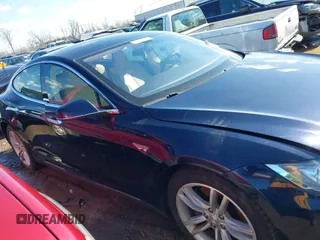 2013 Tesla Model S with VIN 5YJSA1CG2DFP14689, listed as a IAAI auction lot 41648508 with 98,578 mi miles and . Bid and sale history available at carsss.com. Image 12.