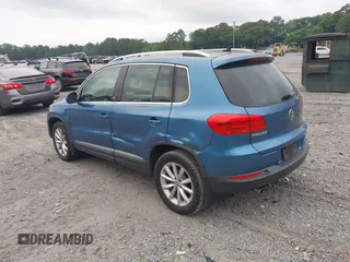 2017 Volkswagen Tiguan Wolfsburg Edition z VIN WVGSV7AXXHW512884, wystawiony jako IAAI lot #42295807 z przebiegiem 79 298 mil mil oraz . Historia ofert i sprzedaży dostępna na DreamBid. Obrazek 3.