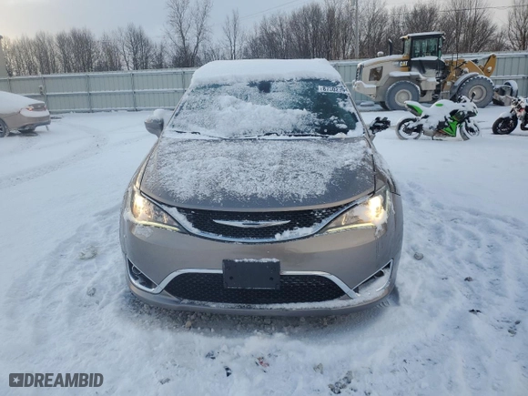 2017 Chrysler Pacifica Touring-L with VIN 2C4RC1BG6HR538038, listed as a Copart auction lot 87302394 with 72,019 mi miles and Clean Title. Bid and sale history available at carsss.com. Image 5.