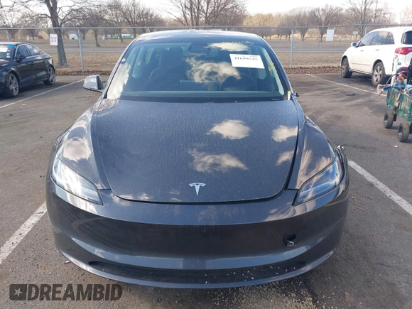 2025 Tesla Model 3 Long Range z VIN 5YJ3E1EBXSF913691, wystawiony jako IAAI lot #41699545 z przebiegiem 3 609 mil mil oraz . Historia ofert i sprzedaży dostępna na DreamBid. Obrazek 12.