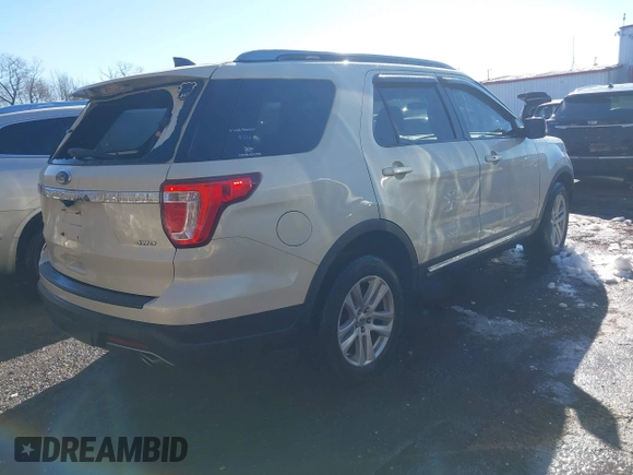 2018 Ford Explorer XLT z VIN 1FM5K8D81JGA18090, wystawiony jako IAAI lot #41316187 z przebiegiem 136 199 mil mil oraz . Historia ofert i sprzedaży dostępna na DreamBid. Obrazek 4.