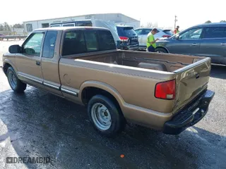 2002 Chevrolet S-10 LS with VIN 1GCCS19W428132655, listed as a IAAI auction lot 41721176 with 184,820 mi miles. Bid and sale history available at carsss.com. Image 3.