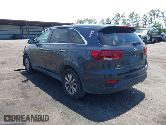 2019 Kia Sorento LX z VIN 5XYPGDA59KG448942, wystawiony jako IAAI lot #42333673 z przebiegiem 172 581 mil mil oraz . Historia ofert i sprzedaży dostępna na DreamBid. Obrazek 3.