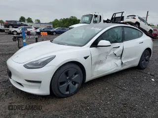 2021 Tesla Model 3 Long Range z VIN 5YJ3E1EB0MF032677, wystawiony jako Copart lot #55822335 z przebiegiem 52 020 mil mil oraz Szkoda całkowita • Salvage title. Historia ofert i sprzedaży dostępna na DreamBid. Obrazek 1.