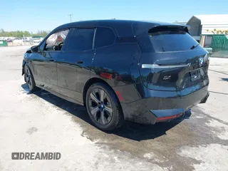 2024 BMW iX M60 z VIN WB533CF06RCN40621, wystawiony jako IAAI lot #42005612 z przebiegiem 11 051 mil mil oraz . Historia ofert i sprzedaży dostępna na DreamBid. Obrazek 3.