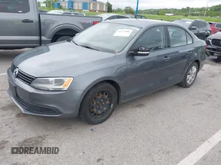 2014 Volkswagen Jetta SE z VIN 3VWD17AJ3EM225383, wystawiony jako IAAI lot #42172006 z przebiegiem 129 198 mil mil oraz . Historia ofert i sprzedaży dostępna na DreamBid. Obrazek 2.