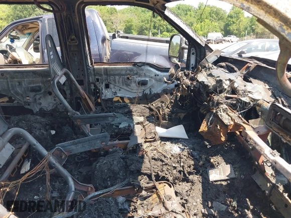 2001 Ford Excursion Limited z VIN 1FMSU43F91EC27353, wystawiony jako IAAI lot #42602756 z przebiegiem Nie podano mil oraz . Historia ofert i sprzedaży dostępna na DreamBid. Obrazek 5.